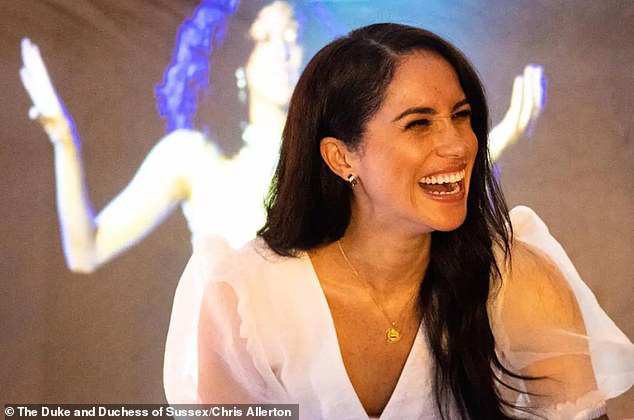 Vừa mới trở về hoàng gia Anh, Meghan Markle đã gây thù với mẹ chồng bằng chiêu thức từng làm với chị dâu Kate - Ảnh 4.