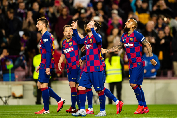 Messi ghi bàn từ chấm phạt đền gây tranh cãi, Barcelona thắng chật vật để leo lên ngôi đầu La Liga - Ảnh 2.