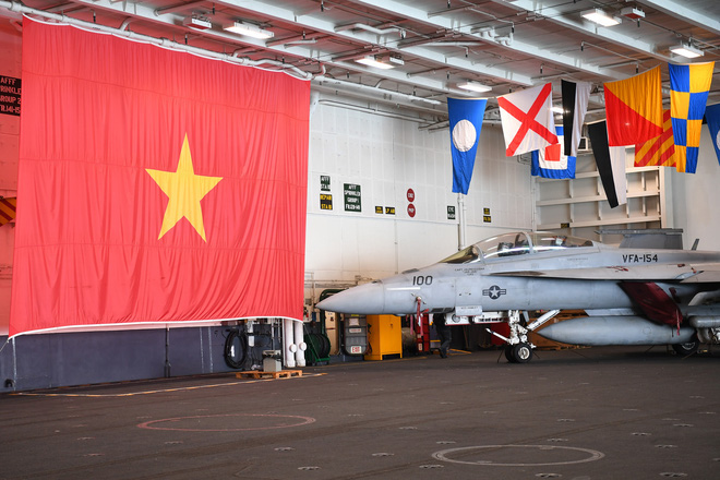 ẢNH: Cận cảnh đội tiêm kích hùng hậu trên siêu tàu sân bay Mỹ thăm Việt Nam - Ảnh 28.