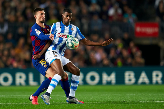 Messi ghi bàn từ chấm phạt đền gây tranh cãi, Barcelona thắng chật vật để leo lên ngôi đầu La Liga - Ảnh 5.