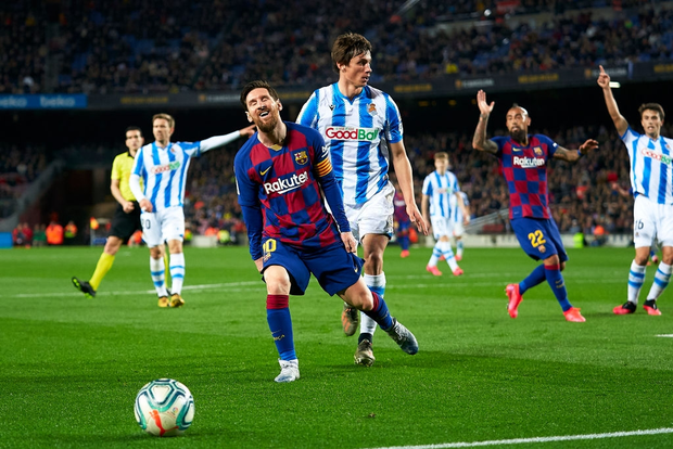 Messi ghi bàn từ chấm phạt đền gây tranh cãi, Barcelona thắng chật vật để leo lên ngôi đầu La Liga - Ảnh 6.