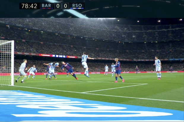 Messi ghi bàn từ chấm phạt đền gây tranh cãi, Barcelona thắng chật vật để leo lên ngôi đầu La Liga - Ảnh 10.
