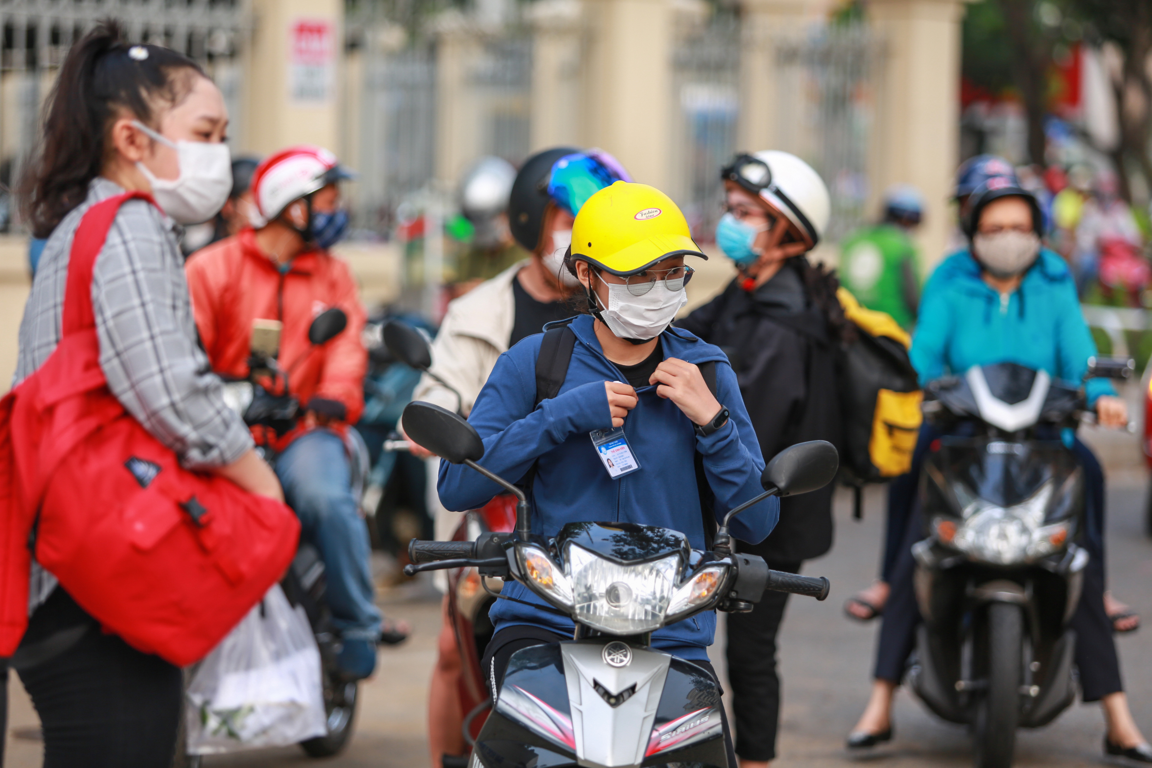 Trường ĐH duy nhất tại TP.HCM trở lại học tập, sinh viên bịt khẩu trang kín mít, kiểm tra nghiêm ngặt khi vào trường - Ảnh 13.