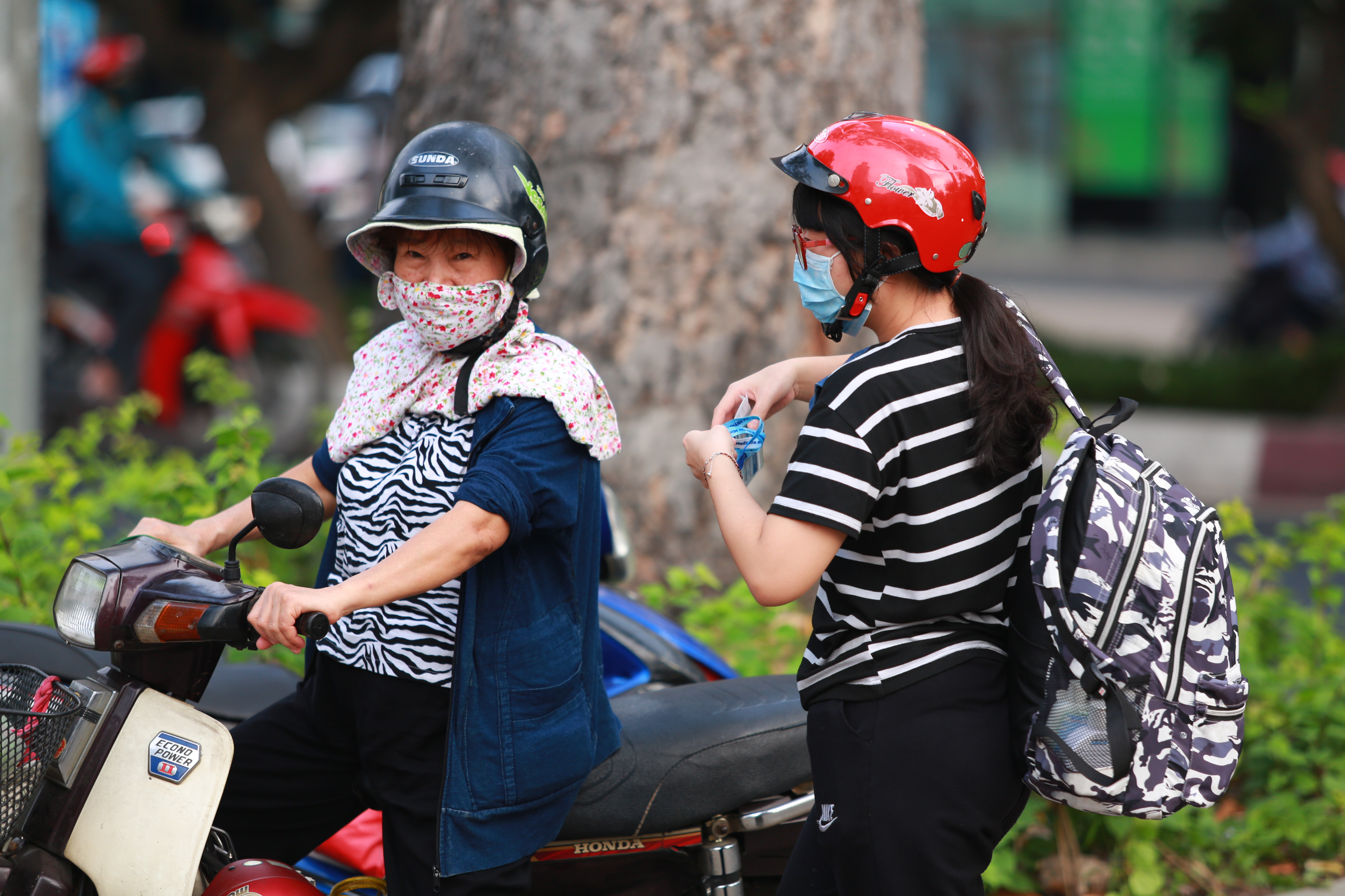 Trường ĐH duy nhất tại TP.HCM trở lại học tập, sinh viên bịt khẩu trang kín mít, kiểm tra nghiêm ngặt khi vào trường - Ảnh 3.