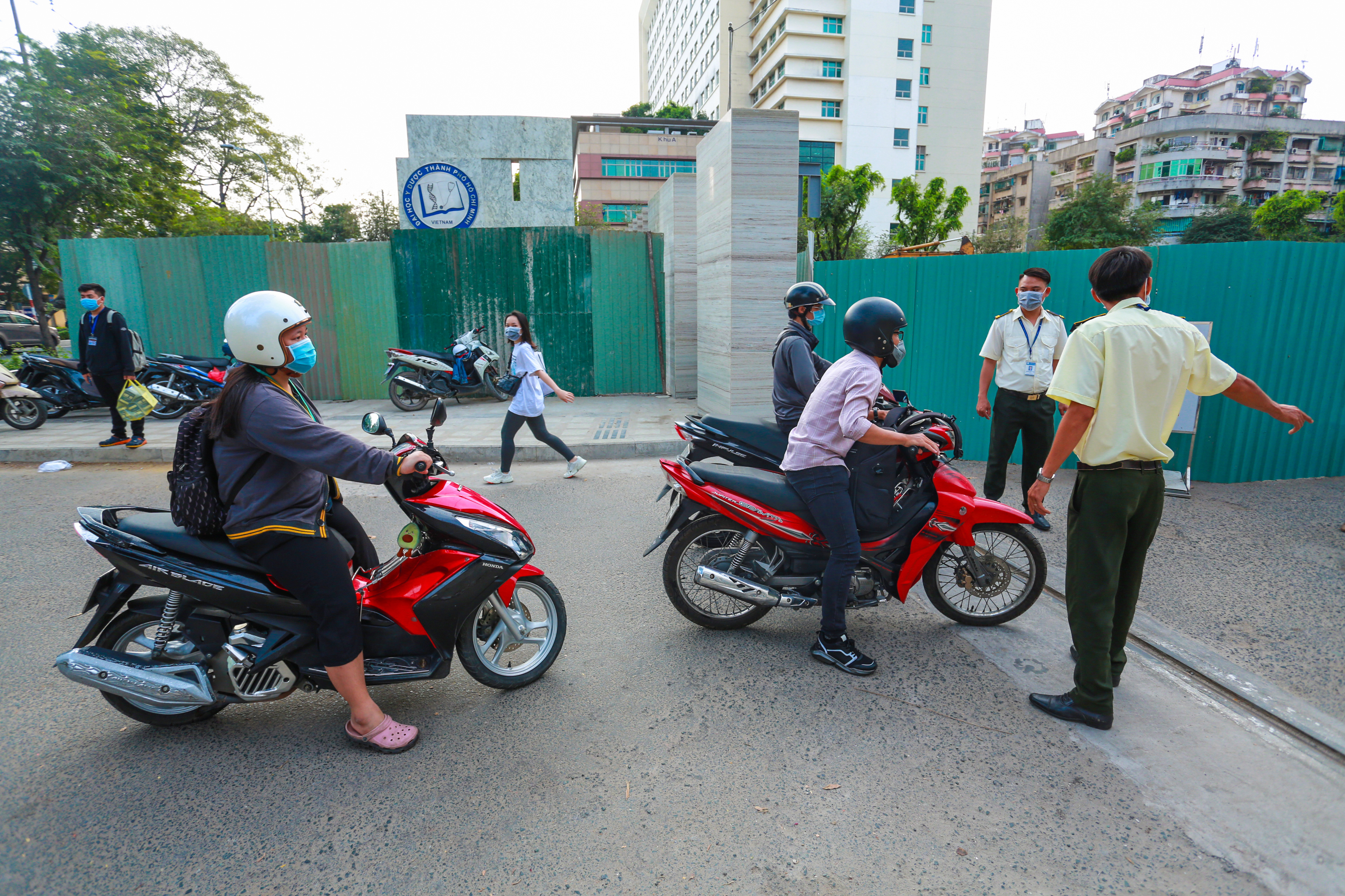 Trường ĐH duy nhất tại TP.HCM trở lại học tập, sinh viên bịt khẩu trang kín mít, kiểm tra nghiêm ngặt khi vào trường - Ảnh 5.