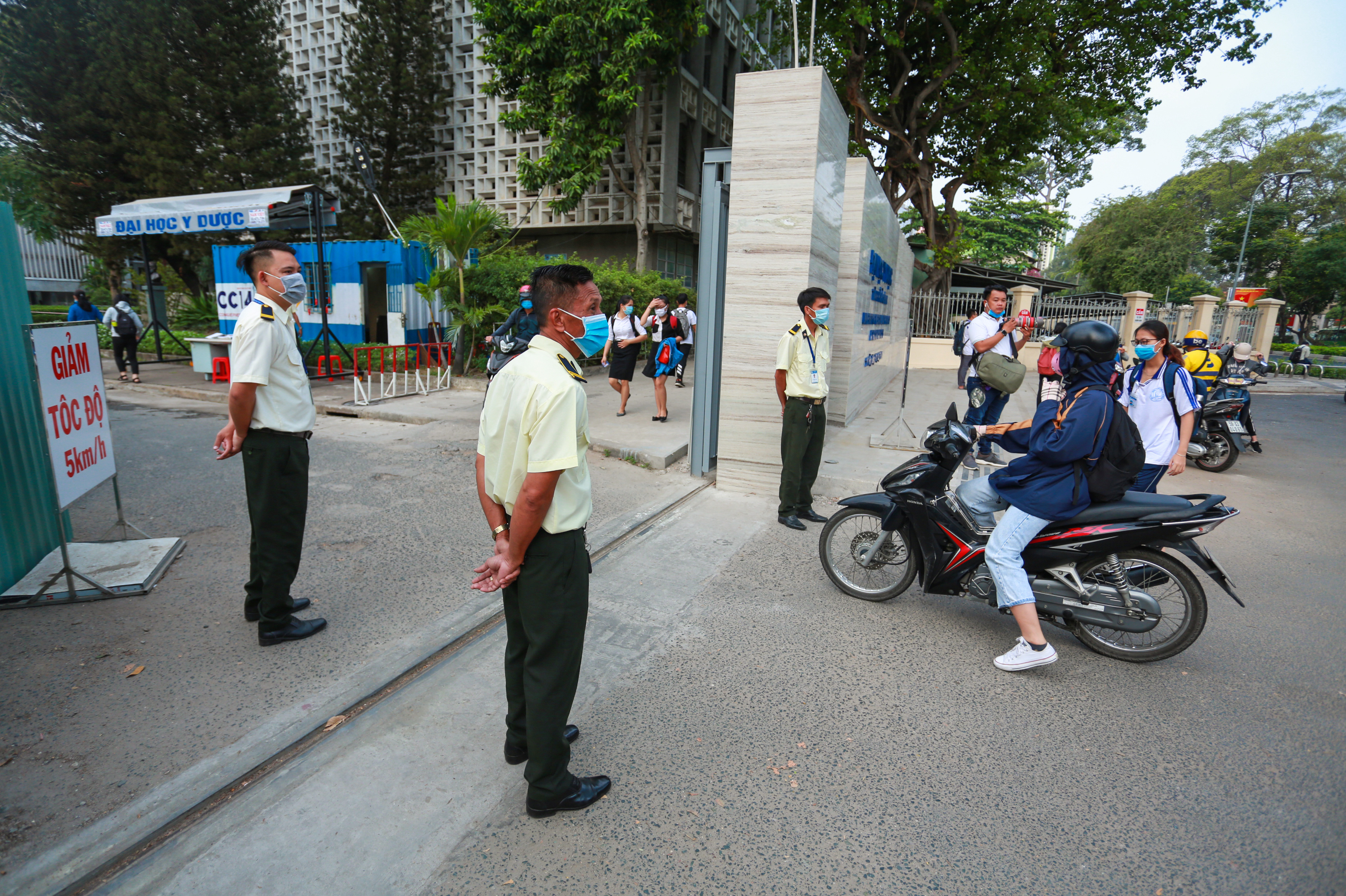 Trường ĐH duy nhất tại TP.HCM trở lại học tập, sinh viên bịt khẩu trang kín mít, kiểm tra nghiêm ngặt khi vào trường - Ảnh 1.