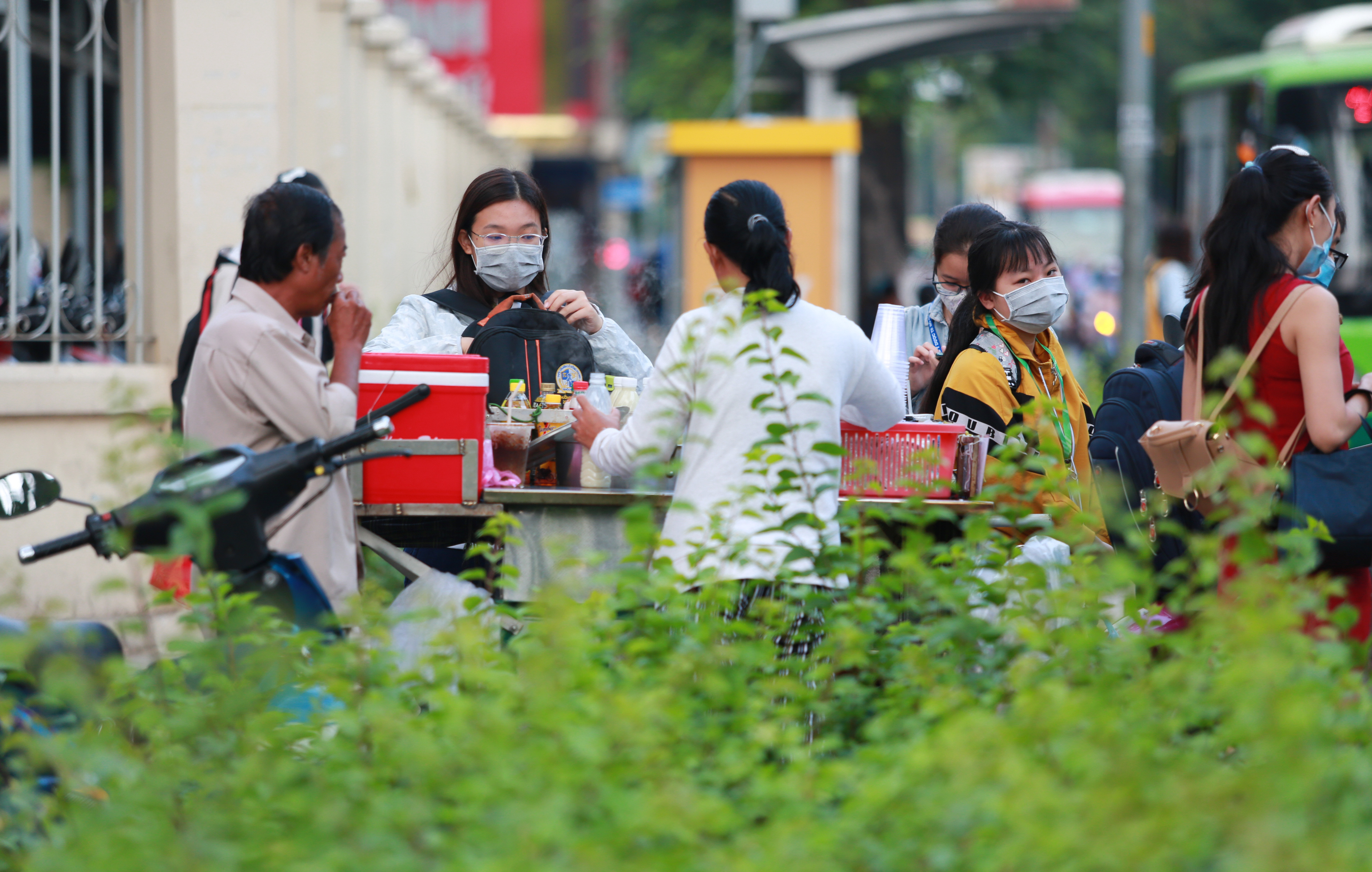 Trường ĐH duy nhất tại TP.HCM trở lại học tập, sinh viên bịt khẩu trang kín mít, kiểm tra nghiêm ngặt khi vào trường - Ảnh 15.