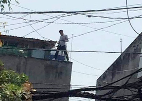 Bị kiểm tra 2 thanh niên phê ma tuý xịt hơi cay vào cảnh sát rồi trốn lên mái nhà ở Sài Gòn - Ảnh 1.