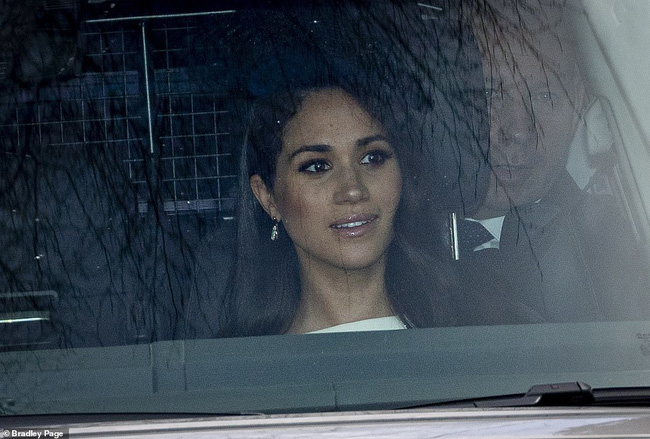 Meghan Markle chính thức chạm mặt Nữ hoàng Anh sau lùm xùm có thái độ vô lễ, nét mặt khác thường của cả hai thu hút sự chú ý - Ảnh 2.