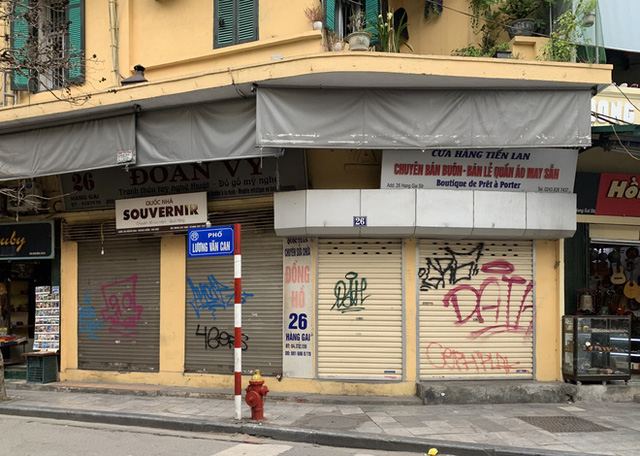 Nhiều cửa hàng tại phố cổ Hà Nội tạm dừng hoạt động - Ảnh 1.