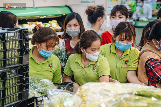  Ảnh: Siêu thị Hà Nội thần tốc lấp đầy hàng hóa, không còn cảnh tượng chen lấn mua đồ tích trữ chống dịch COVID-19  - Ảnh 12.