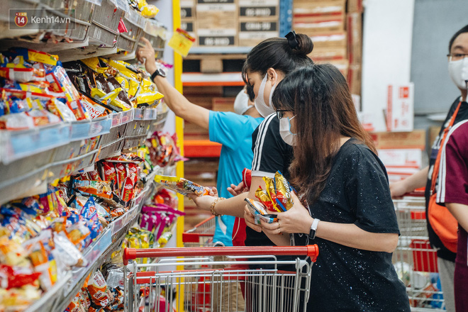  Ảnh: Siêu thị Hà Nội thần tốc lấp đầy hàng hóa, không còn cảnh tượng chen lấn mua đồ tích trữ chống dịch COVID-19  - Ảnh 5.