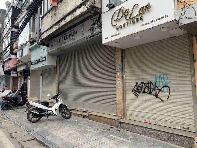 Nhiều cửa hàng tại phố cổ Hà Nội tạm dừng hoạt động - Ảnh 7.