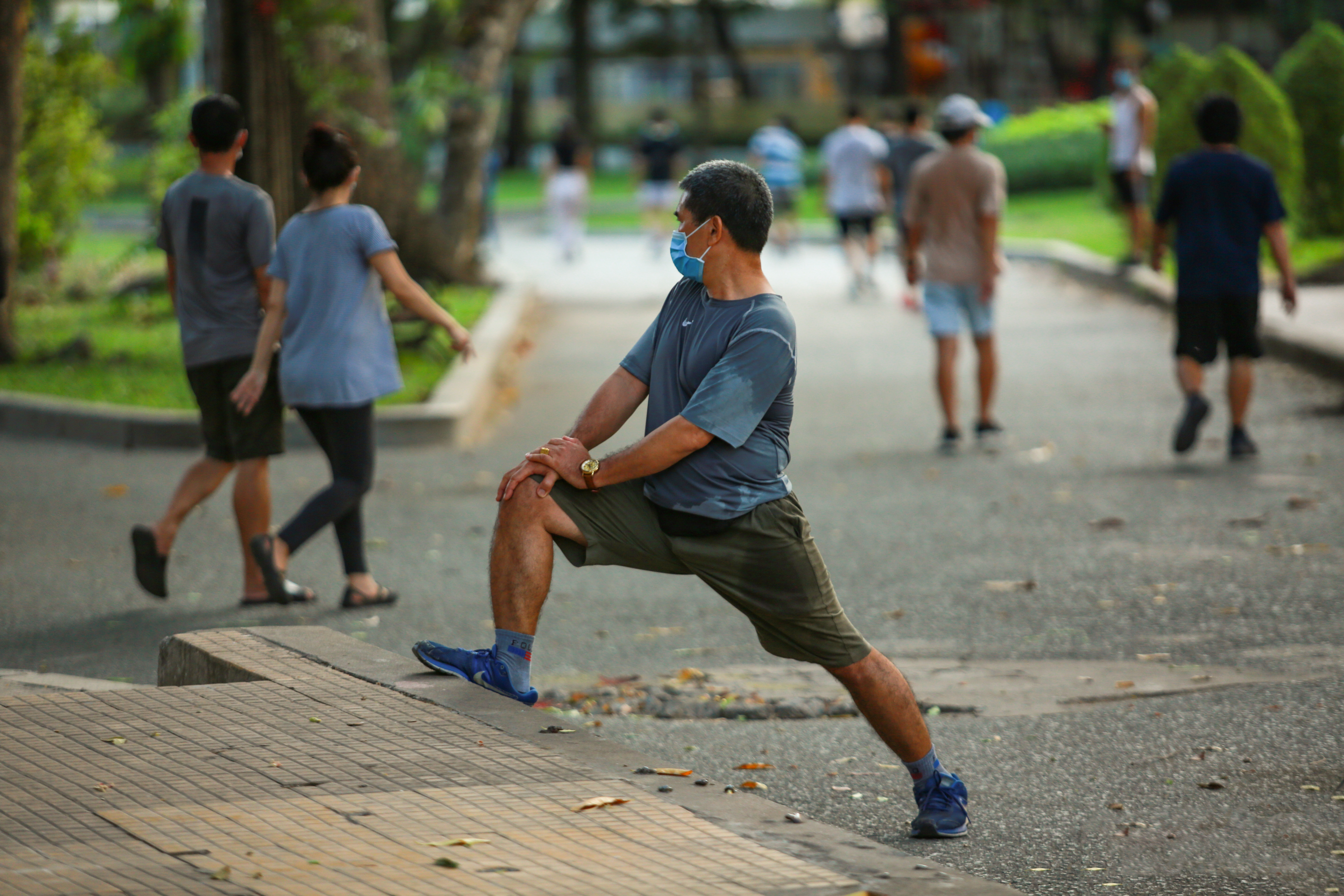 Người dân Sài Gòn vô tư tập trung hóng mát và tập thể dục trong ngày đầu tiên cách ly toàn xã hội - Ảnh 6.