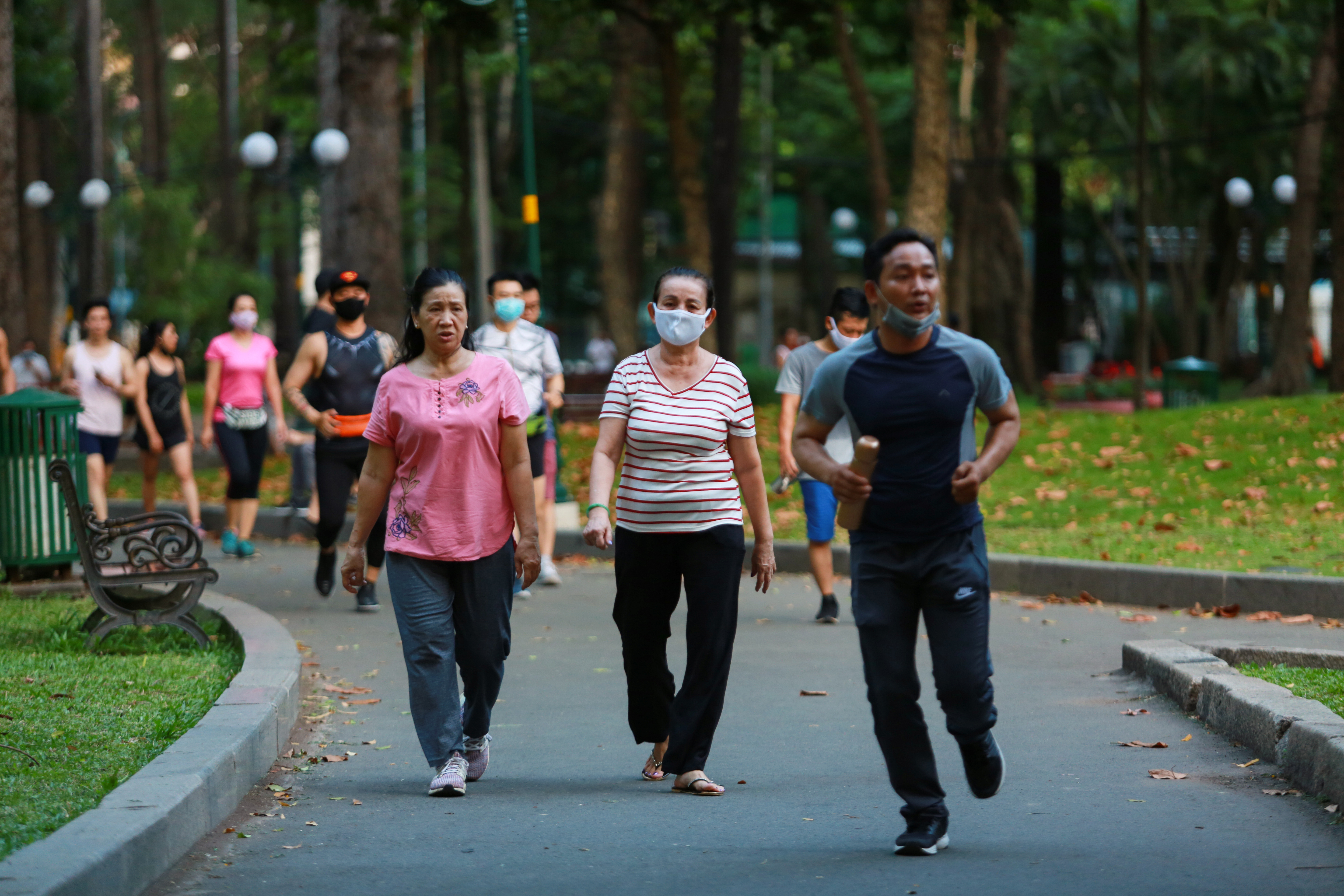 Người dân Sài Gòn vô tư tập trung hóng mát và tập thể dục trong ngày đầu tiên cách ly toàn xã hội - Ảnh 7.