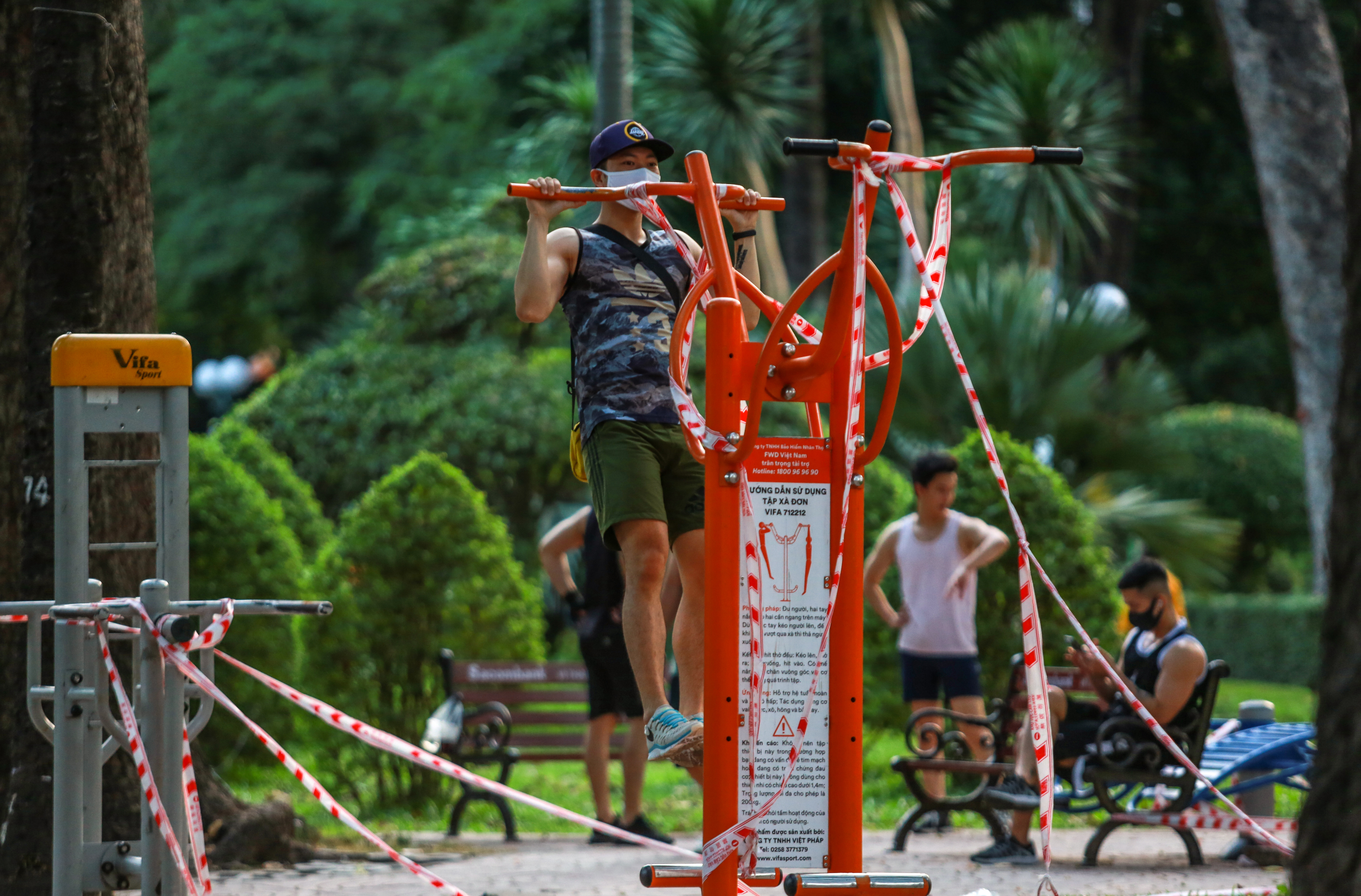 Người dân Sài Gòn vô tư tập trung hóng mát và tập thể dục trong ngày đầu tiên cách ly toàn xã hội - Ảnh 11.