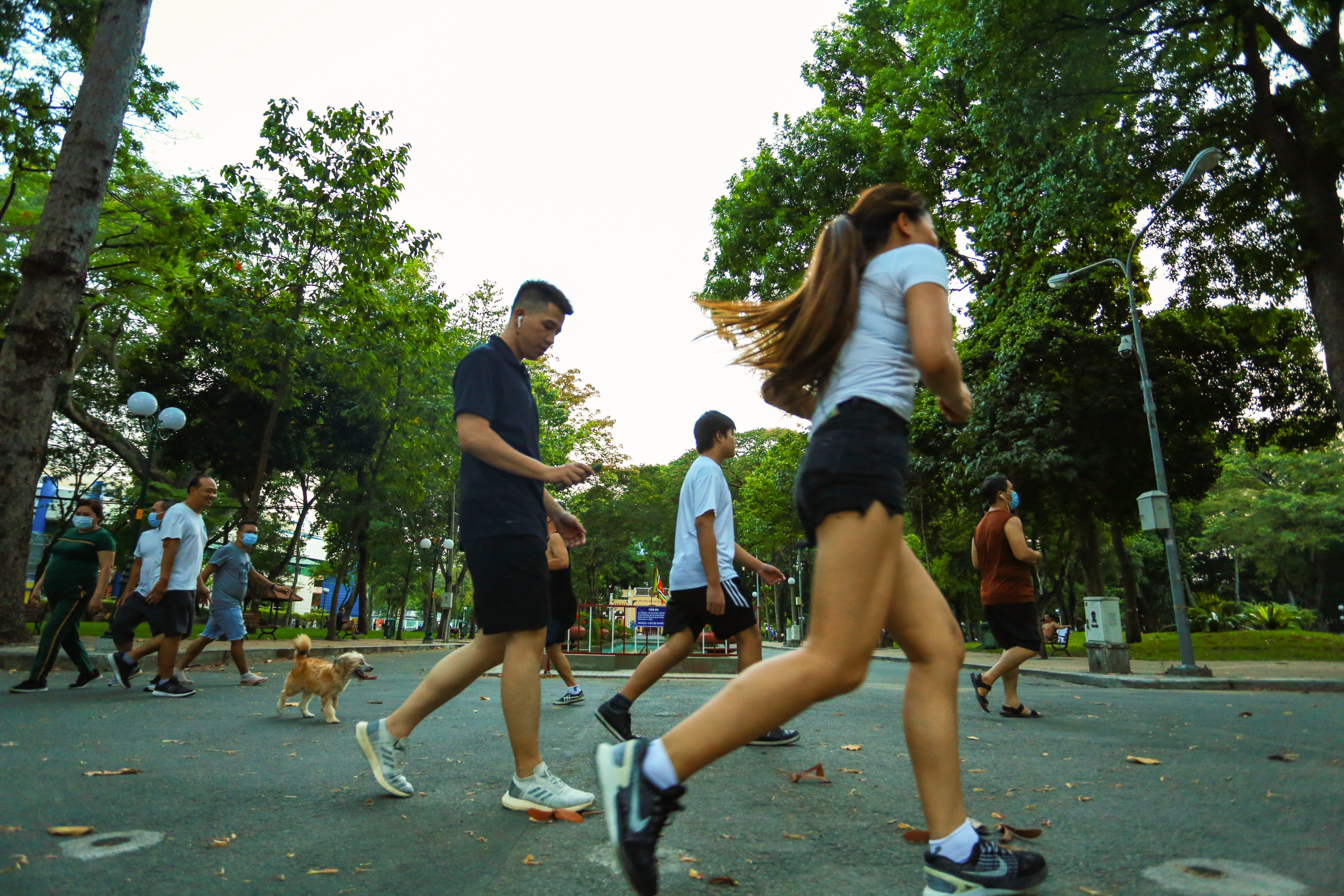 Người dân Sài Gòn vô tư tập trung hóng mát và tập thể dục trong ngày đầu tiên cách ly toàn xã hội - Ảnh 2.
