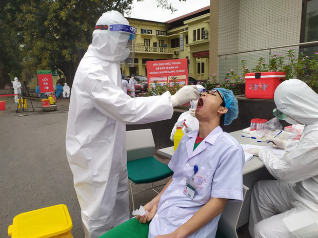 Dịch Covid-19 ngày 1/4: Một du khách người Anh nhiễm Covid-19 sau vài ngày âm tính; Cách ly 15 nhân viên cty Trường Sinh, đóng cửa nhà ăn - Ảnh 2.