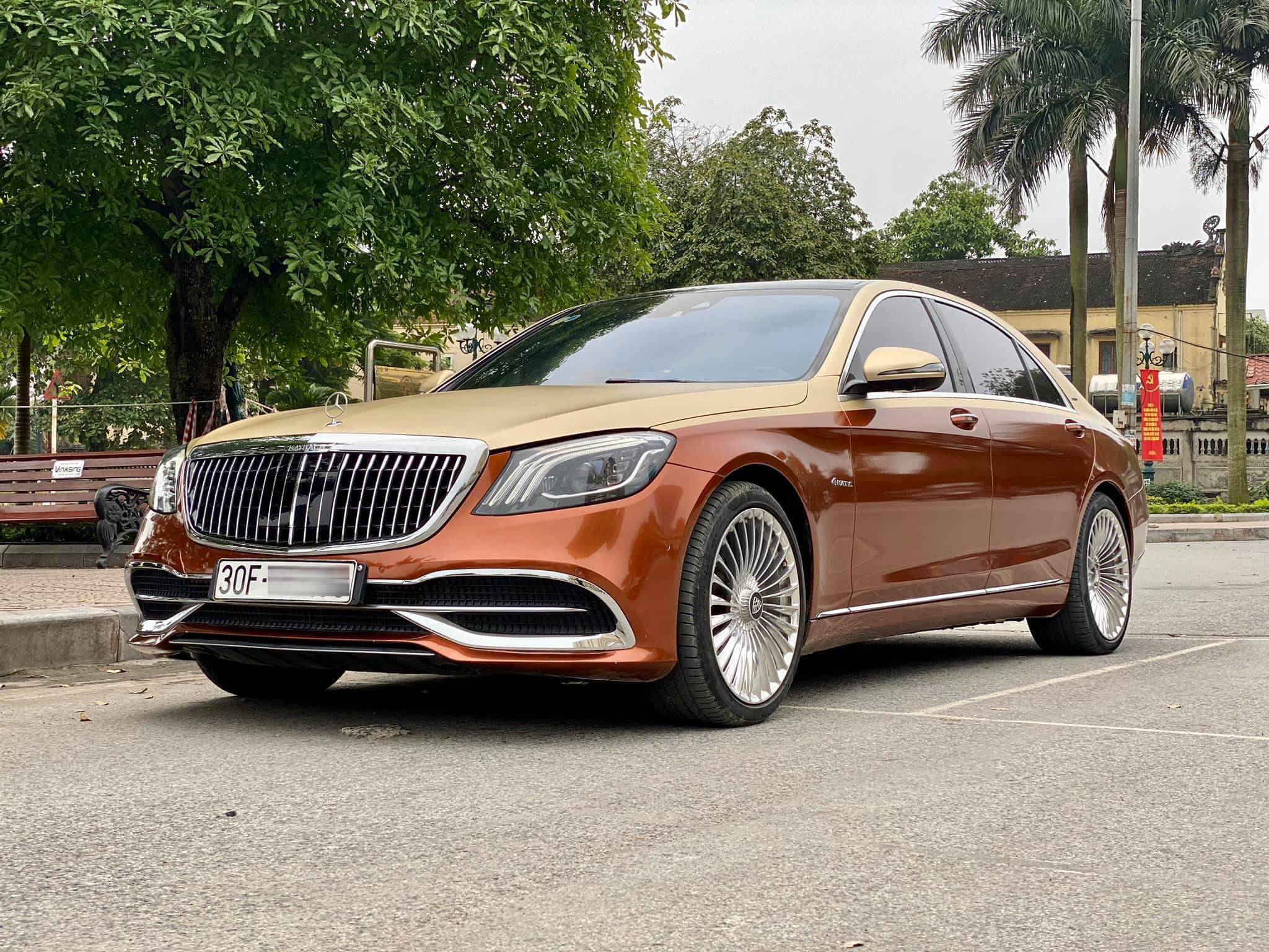 Xế sang Mercedes S400 bị vặt trụi 2 gương và lô gô dù đỗ gần phòng bảo vệ   Baoxehoi