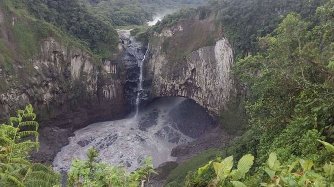 Hố tử thần bí ẩn nuốt chửng thác nước lớn nhất Ecuador - Ảnh 1.