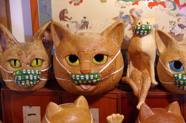 Ngôi đền đặc biệt ở Nhật Bản được mệnh danh là Đền Mèo, trụ trì tự tay làm khẩu trang cho hàng trăm chú mèo gỗ từ tã lót trẻ em - Ảnh 3.