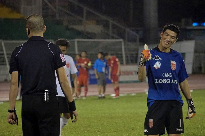 Thủ môn diễn trò hề, V.League thành truyện cười của báo chí thế giới - Ảnh 2.