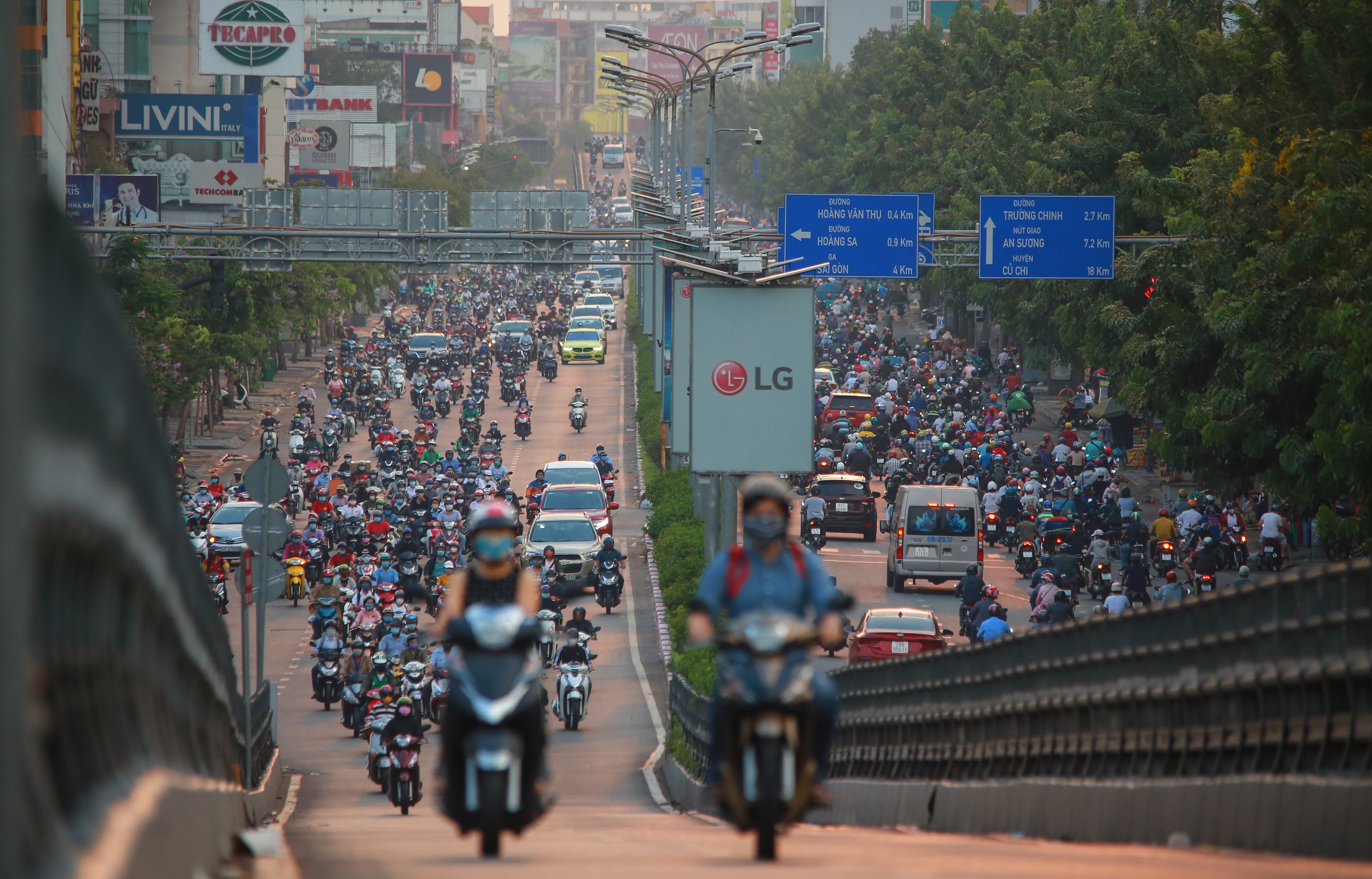 Sài Gòn đông đúc khi sắp kết thúc đợt cách ly toàn xã hội 14 ngày - Ảnh 6.