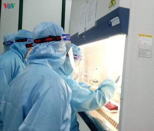 Diễn biến mới nhất về sức khỏe của 4 ca mắc COVID-19 nặng ở Việt Nam; Bộ Y tế thông tin việc xử lý 3 ổ dịch tại Hà Nội và TP.HCM - Ảnh 1.