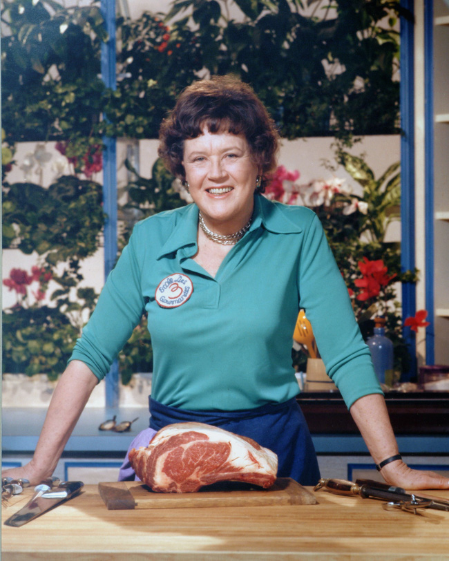 Julia Child: Bà nội trợ trở thành nữ hoàng ẩm thực thế giới bằng niềm đam mê mãnh liệt khiến đấng mày râu cũng phải nể phục - Ảnh 3.