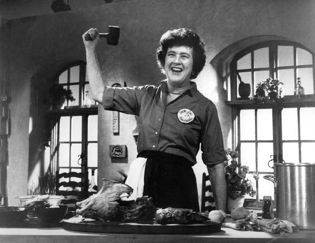 Julia Child: Bà nội trợ trở thành nữ hoàng ẩm thực thế giới bằng niềm đam mê mãnh liệt khiến đấng mày râu cũng phải nể phục - Ảnh 5.