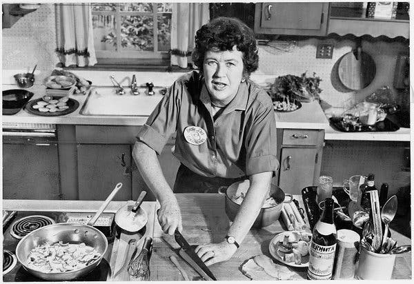 Julia Child: Bà nội trợ trở thành nữ hoàng ẩm thực thế giới bằng niềm đam mê mãnh liệt khiến đấng mày râu cũng phải nể phục - Ảnh 6.