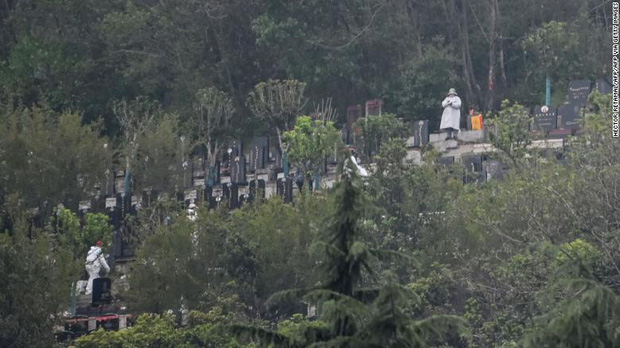 Sau khi gỡ phong tỏa, hàng ngàn người Vũ Hán xếp hàng để chôn cất tro cốt người thân đã thiệt mạng vì đại dịch Covid-19 - Ảnh 4.