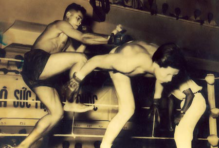 Pha cắn tai đớn hèn và thảm bại ê chề của võ sĩ người Hoa sau màn thách đấu tại Sài Gòn - Ảnh 2.