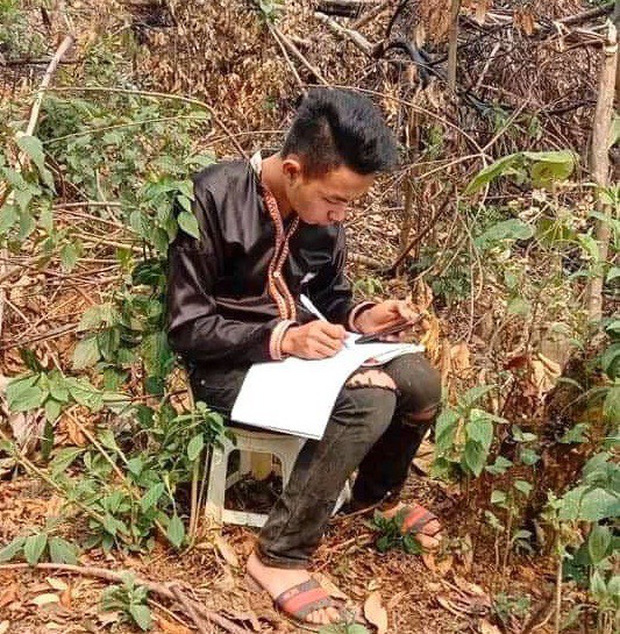Học sinh vùng cao Việt Bắc kê cuốc ngồi giữa nương ngô học trực tuyến - Ảnh 4.