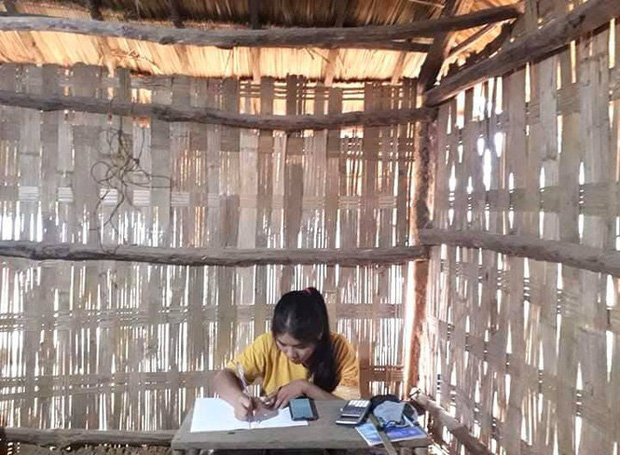 Học sinh vùng cao Việt Bắc kê cuốc ngồi giữa nương ngô học trực tuyến - Ảnh 6.