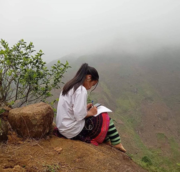 Học sinh vùng cao Việt Bắc kê cuốc ngồi giữa nương ngô học trực tuyến - Ảnh 7.