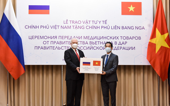 Covid-19: Ông Putin thừa nhận tình hình dịch bệnh tồi tệ dần; Việt Nam tặng Nga 150.000 khẩu trang - Ảnh 1.