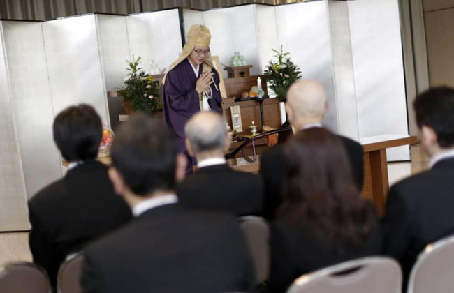 Nhật Bản: Xu hướng tang lễ nhỏ gọn với chi phí thấp và hình thức phúng điếu trực tuyến lên ngôi mùa dịch - Ảnh 1.
