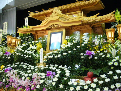 Nhật Bản: Xu hướng tang lễ nhỏ gọn với chi phí thấp và hình thức phúng điếu trực tuyến lên ngôi mùa dịch - Ảnh 2.