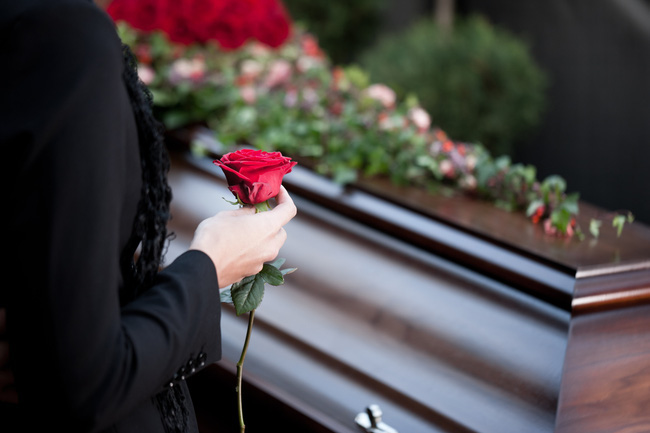 Đau khổ tại đám tang của vợ, chồng ngỡ ngàng nhìn thấy bạn đời trở về từ cõi chết và vạch trần âm mưu giết người tàn độc của mình - Ảnh 4.