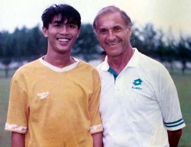 Những tuyển thủ Việt Nam biến mất sau bàn thắng để đời: Người giải nghệ ở tuổi 22, người bị cấm thi đấu vĩnh viễn - Ảnh 1.