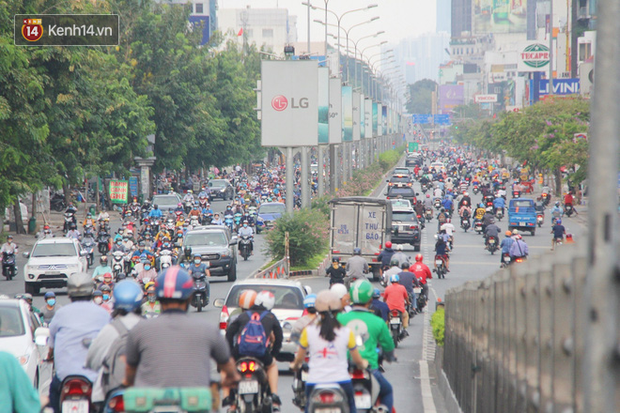 Hàng ngàn người dân Sài Gòn chen nhau trên đường trong chiều ngày 15, Thủ tướng đồng ý kéo dài cách ly xã hội đến 22/4 - Ảnh 1.