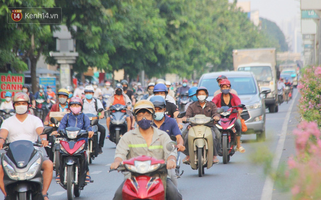 Hàng ngàn người dân Sài Gòn chen nhau trên đường trong chiều ngày 15, Thủ tướng đồng ý kéo dài cách ly xã hội đến 22/4 - Ảnh 2.