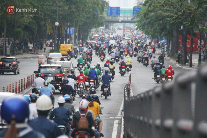 Hàng ngàn người dân Sài Gòn chen nhau trên đường trong chiều ngày 15, Thủ tướng đồng ý kéo dài cách ly xã hội đến 22/4 - Ảnh 11.