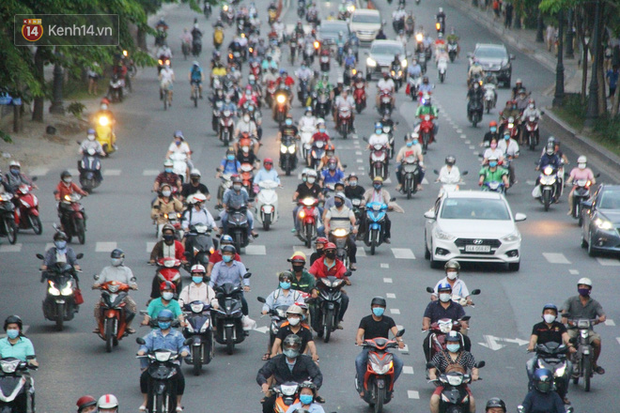 Hàng ngàn người dân Sài Gòn chen nhau trên đường trong chiều ngày 15, Thủ tướng đồng ý kéo dài cách ly xã hội đến 22/4 - Ảnh 12.