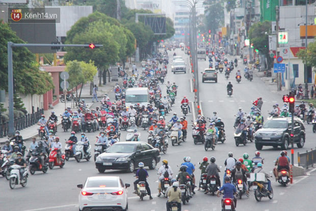Hàng ngàn người dân Sài Gòn chen nhau trên đường trong chiều ngày 15, Thủ tướng đồng ý kéo dài cách ly xã hội đến 22/4 - Ảnh 13.