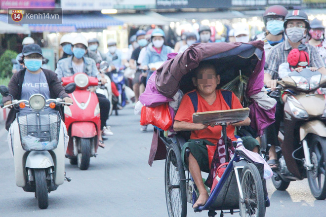 Hàng ngàn người dân Sài Gòn chen nhau trên đường trong chiều ngày 15, Thủ tướng đồng ý kéo dài cách ly xã hội đến 22/4 - Ảnh 15.
