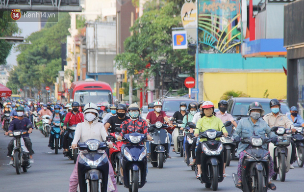 Hàng ngàn người dân Sài Gòn chen nhau trên đường trong chiều ngày 15, Thủ tướng đồng ý kéo dài cách ly xã hội đến 22/4 - Ảnh 16.