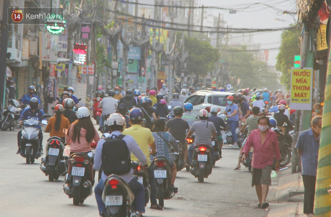 Hàng ngàn người dân Sài Gòn chen nhau trên đường trong chiều ngày 15, Thủ tướng đồng ý kéo dài cách ly xã hội đến 22/4 - Ảnh 17.