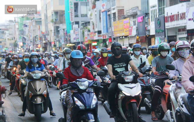 Hàng ngàn người dân Sài Gòn chen nhau trên đường trong chiều ngày 15, Thủ tướng đồng ý kéo dài cách ly xã hội đến 22/4 - Ảnh 18.